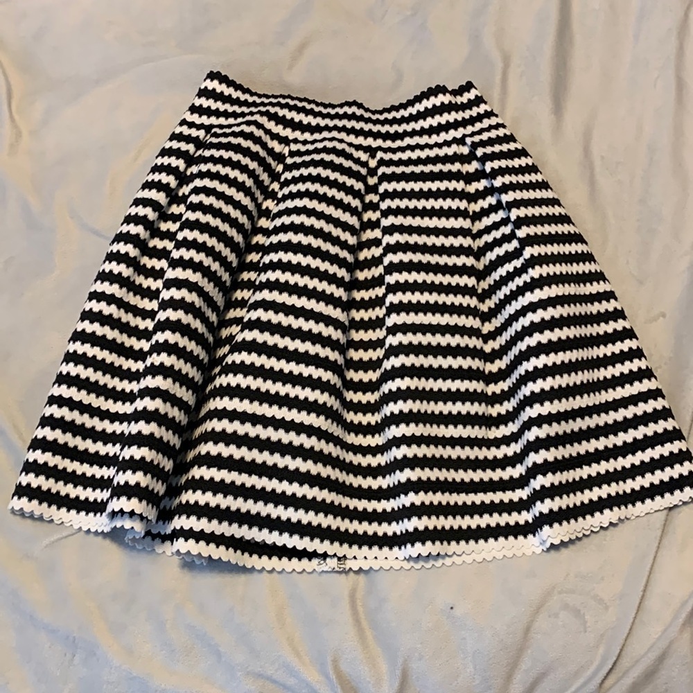 Express black and white pleated rikrak mini skirt structured wavy thick size XS - Picture 2 of 7